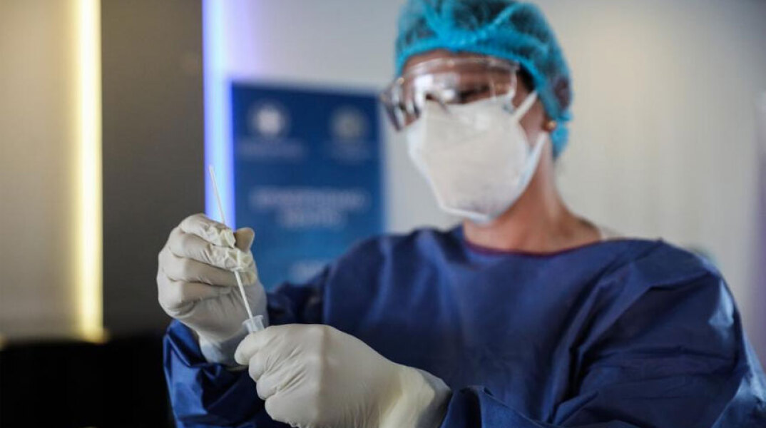 Υγειονομικός του ΕΟΔΥ διενεργεί rapid test (ΦΩΤΟ ΑΡΧΕΙΟΥ) - Σε 150 σημεία στην Ελλάδα τα κινητά κλιμάκια την Πέμπτη 9 Σεπτεμβρίου 2021