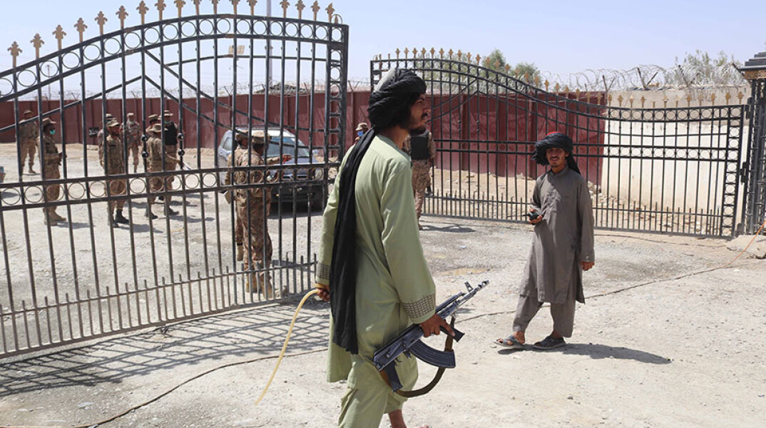 Mαχητές των Ταλιμπάν περιφρουρούν πύλη εισόδου στο Αφγανιστάν