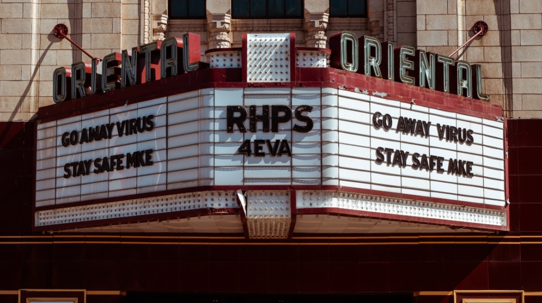 Η πινακίδα στον κλεστό κινηματογράφο Oriental στο Μιλγουόκι των ΗΠΑ γράφει «Go Away Virus, Stay Awake»