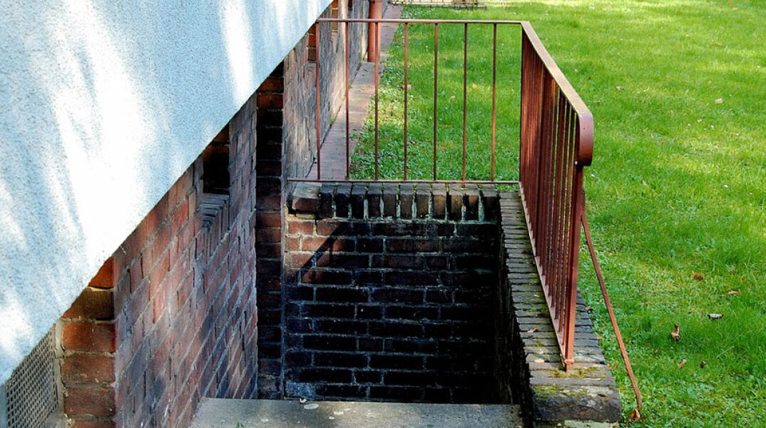 Σκάλες που οδηγούν σε υπόγειο σπιτιού (ΦΩΤΟ ΑΡΧΕΙΟΥ) - Ένας γιος στην Αυστρία έκρυψε ότι η μητέρα του είναι νεκρή, προκειμένου να παίρνει τη σύνταξή της