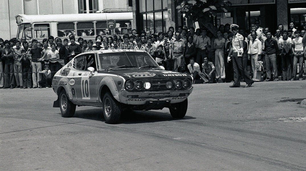 24ο Ράλλυ Ακρόπολις 1977, Καρδίτσα, «Σιρόκο» - Μ. Μακρινός με Datsun 160 και με φόντο «ανθρωπομπαριέρα»