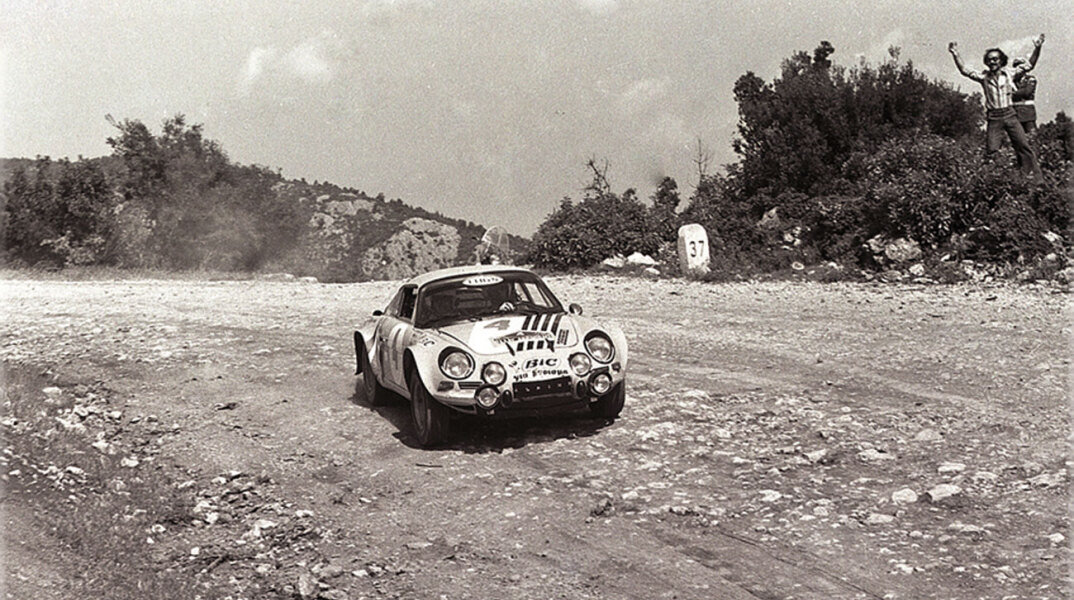 23ο Ράλλυ Ακρόπολις 1976, Ειδική Διαδρομή Δεκέλεια,Siroco -Μίλτος Ανδριόπουλος,  Alpine-RenaultA110 1800. Ο θεατής που πανηγυρίζει στο φόντο είναι ο Κώστας Μπότσης 