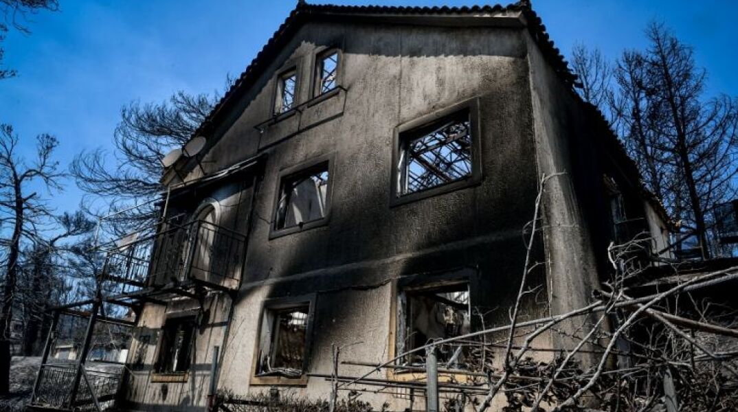 Σπίτι κατεστραμμένο από τις φωτιές στην Αττική