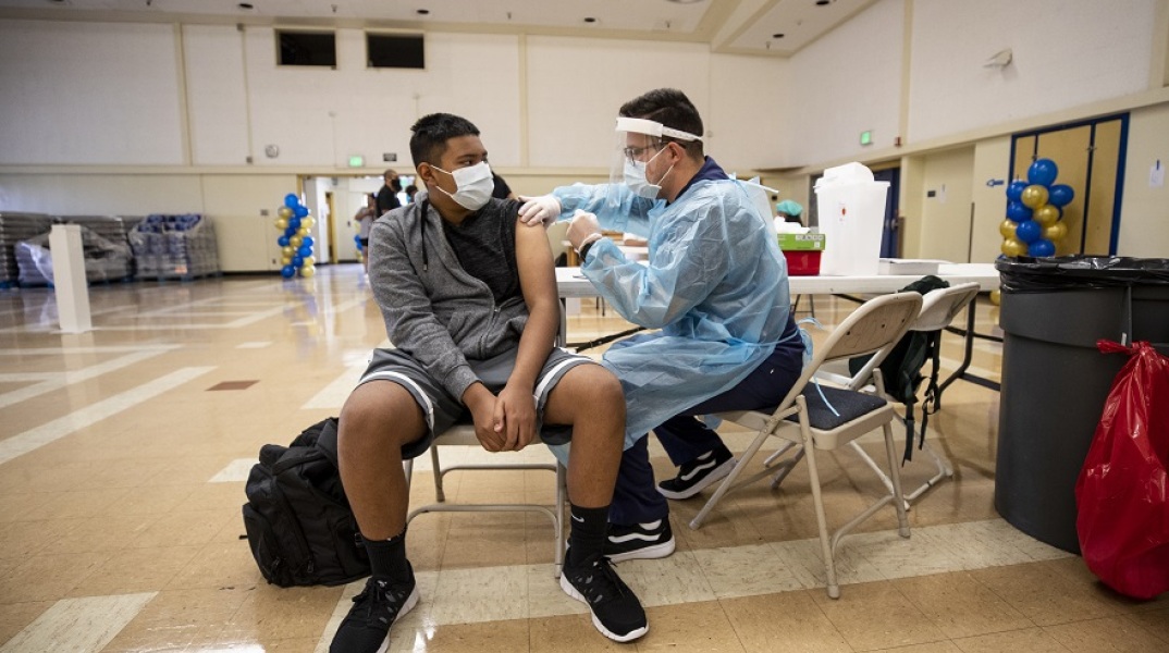 Εμβολιασμός 14χρονου κατά του κορωνοϊού στις ΗΠΑ