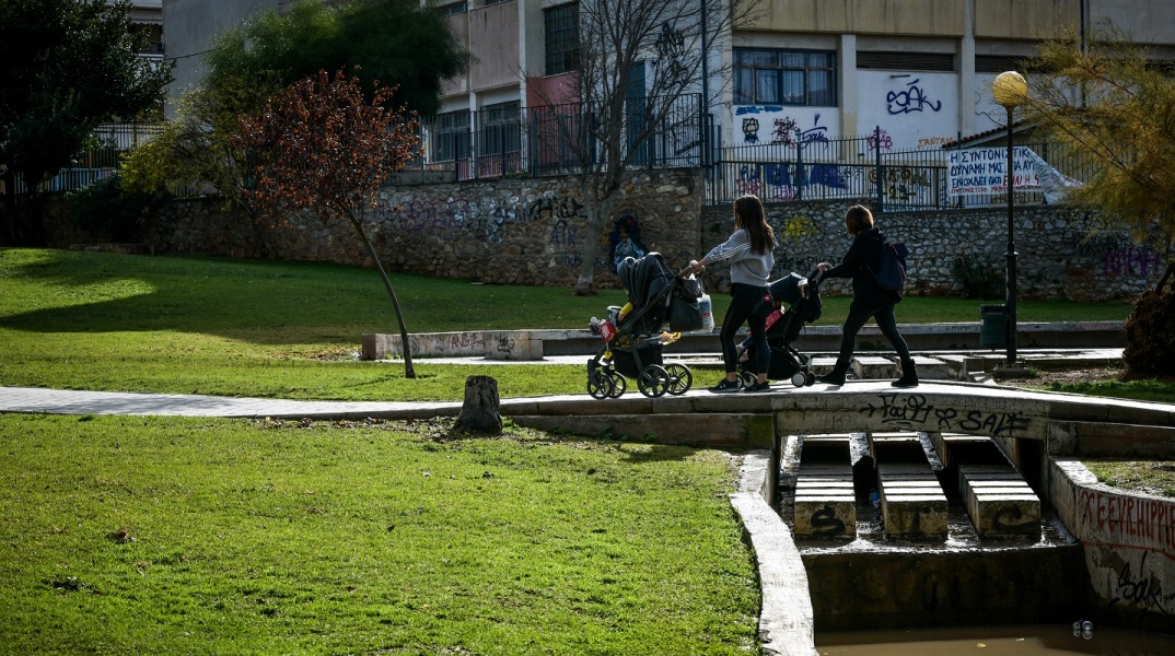 Γυναίκες που κάνουν βόλτα στην Αθήνα με παιδιά σε καροτσάκι