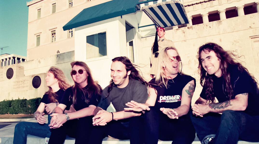 Οι Iron Maiden έξω από τη Βουλή των Ελλήνων