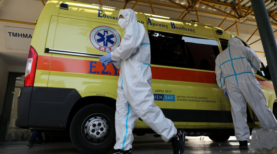 Ασθενοφόρο του ΕΚΑΒ (ΦΩΤΟ ΑΡΧΕΙΟΥ) - Νεκρός από κορωνοϊό και ο γιος της οικογένειας στη Λάρισα, μία ημέρα μετά την κηδεία των γονιών του