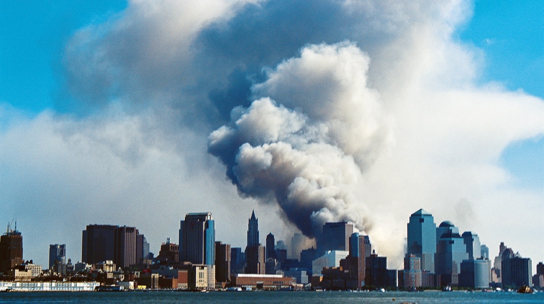 Νέα Υόρκη - Στιγμιότυπο από την τρομοκρατική επίθεση στους Δίδυμους Πύργους το 2001