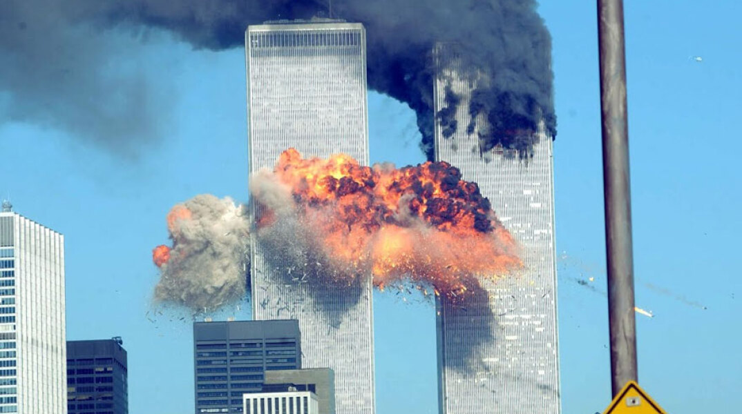 11η Σεπτεμβρίου - Τρομοκρατικές επιθέσεις: Η στιγμή που το δεύτερο αεροπλάνο πέφτει πάνω στους Δίδυμους Πύργους το 2001