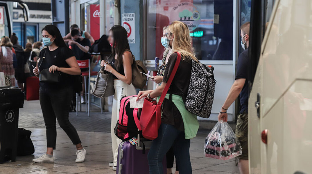 Επιβάτες με μάσκα για τον κορωνοϊό σε σταθμό ΚΤΕΛ (ΦΩΤΟ ΑΡΧΕΙΟΥ) - Νέα μέτρα σε ισχύ από τη Δευτέρα 13 Σεπτεμβρίου 2021 για πολίτες που παραμένουν ανεμβολίαστοι