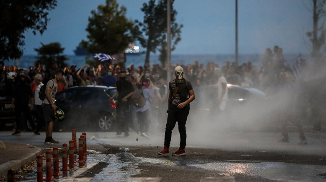 Ένταση και χημικά σε πορεία που πραγματοποίησαν αντιεμβολιαστές στη Θεσσαλονίκη λίγη ώρα πριν ξεκινήσει η ομιλία Μητσοτάκη στην 85η ΔΕΘ