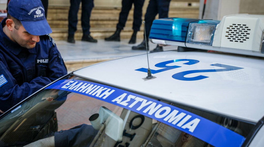 Περιπολικό της Αστυνομίας (ΦΩΤΟ ΑΡΧΕΙΟΥ) - Συνελήφθη 33χρονη στη Θεσσαλονίκη με την κατηγορία ότι εξέδιδε ανήλικη