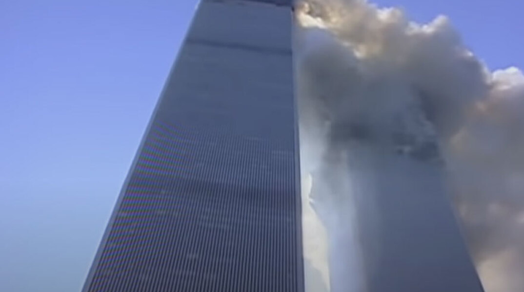 Οι Δίδυμοι Πύργοι στις φλόγες - Εξτρεμιστές της Αλ Κάιντα έκαναν αεροπειρατεία σε αεροσκάφη και τα έριξαν στο Παγκόσμιο Κέντρο Εμπορίου στη Νέα Υόρκη