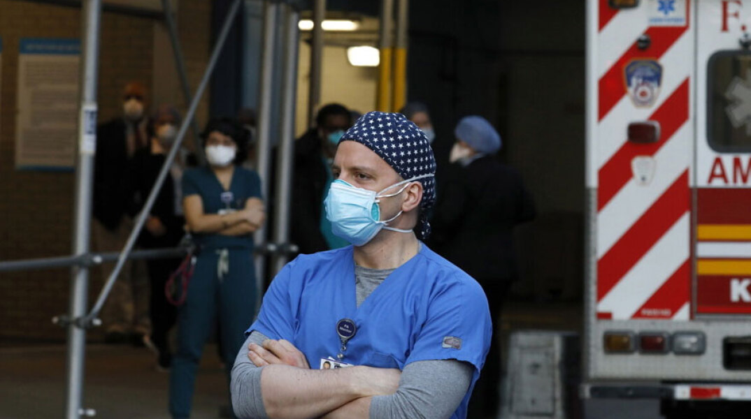 Υγειονομικός με μάσκα για τον κορωνοϊό έξω από νοσοκομείο στις ΗΠΑ (ΦΩΤΟ ΑΡΧΕΙΟΥ)