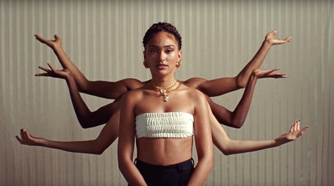 Η τραγουδίστρια Joy Crookes