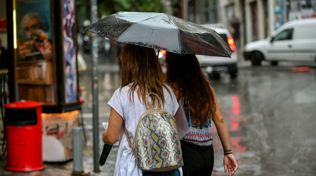 Κοπέλες με ομπρέλα στη βροχή (ΦΩΤΟ ΑΡΧΕΙΟΥ) - Έκτακτο δελτίο επιδείνωσης καιρού εξέδωσε η ΕΜΥ για την Κυριακή 12 Σεπτεμβρίου 2021