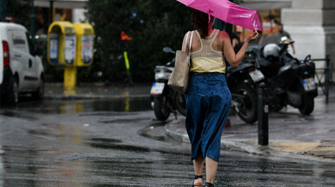 Κοπέλα με ομπρέλα (ΦΩΤΟ ΑΡΧΕΙΟΥ) - Επιδείνωση παρουσιάζει ο καιρός αύριο Κυριακή 12 Σεπτεμβρίου 2021, σύμφωνα με τη νέα πρόγνωση