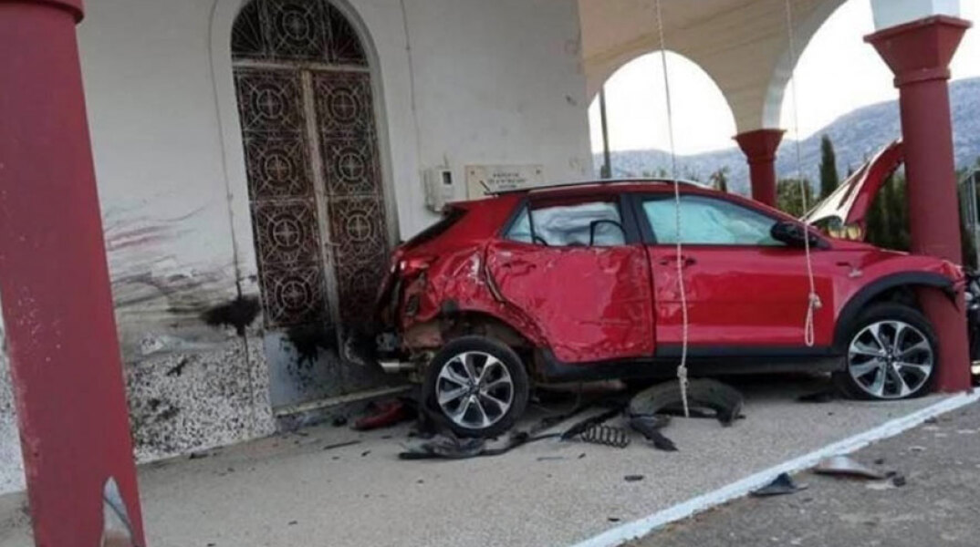 Τροχαίο στην Κρήτη: Το αυτοκίνητο που «καρφώθηκε» σε εκκλησία