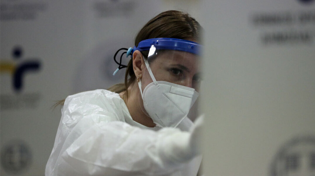 Υγειονομικός διενεργεί δωρεάν rapid test για κορωνοϊό (ΦΩΤΟ ΑΡΧΕΙΟΥ) - Τα κρούσματα σήμερα Σάββατο 11 Σεπτεμβρίου 2021 ανακοίνωσε ο ΕΟΔΥ