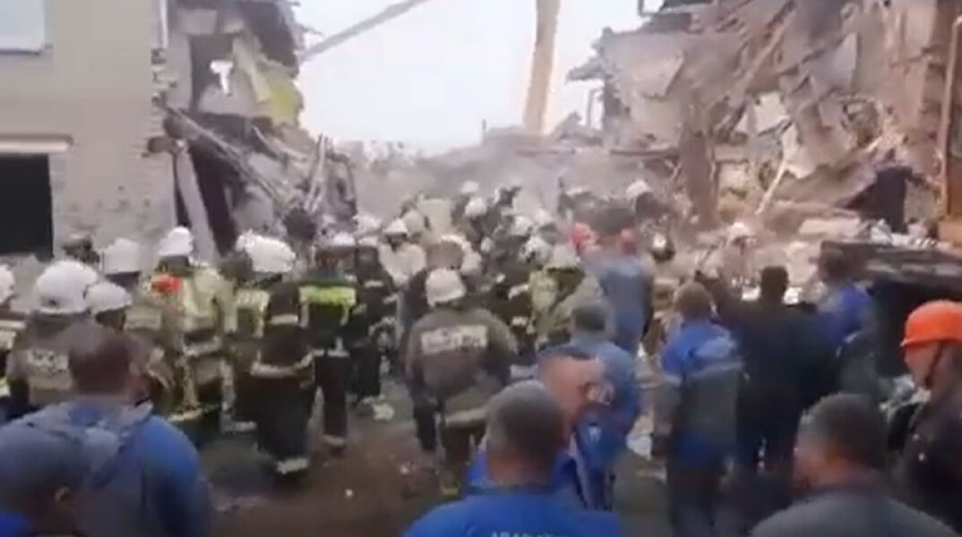Διασώστες στο σημείο όπου κατέρρευσε κτίριο στη Ρωσία μετά την έκρηξη φυσικού αερίου