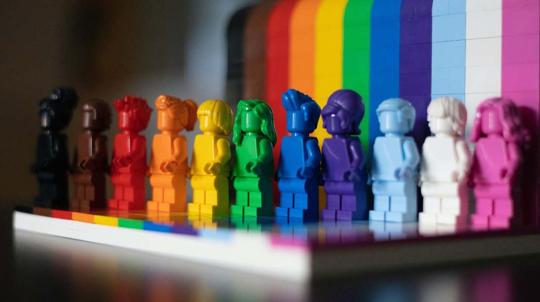 Lego φιγούρες αφιερωμένες στο Pride
