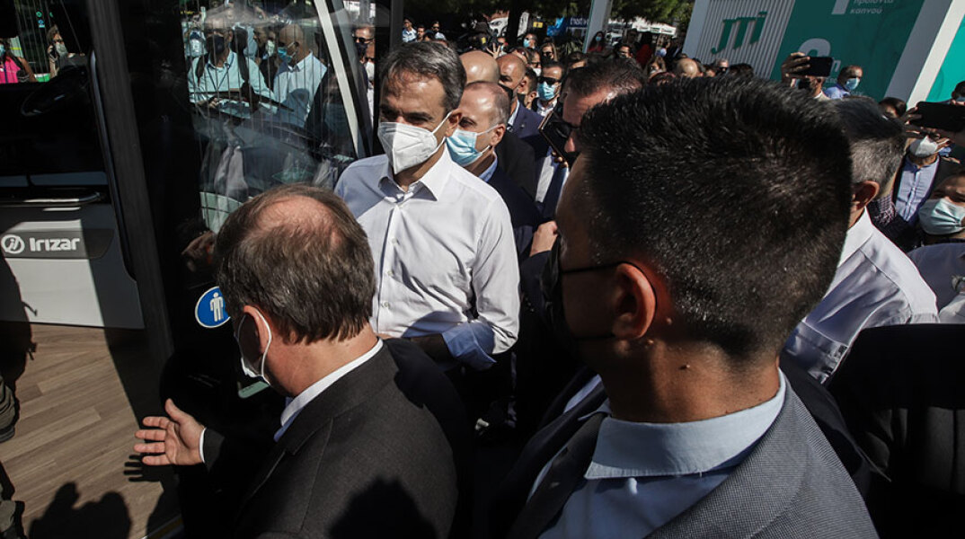 ΔΕΘ 2021: Ο πρωθυπουργός Κυριάκος Μητσοτάκης ετοιμάζει να επιβιβαστεί σε ηλεκτρικό λεωφορείο