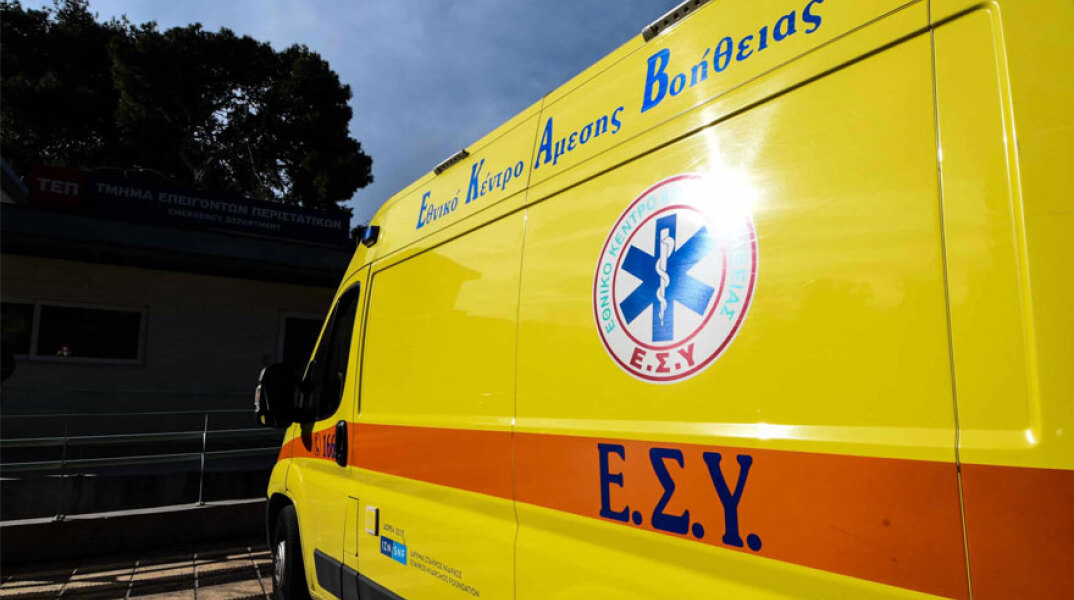 Ασθενοφόρο του ΕΚΑΒ - Νεκρός ο 14χρονος στο Αγρίνιο μετά την πτώση του από μπαλκόνι πολυκατοικίας