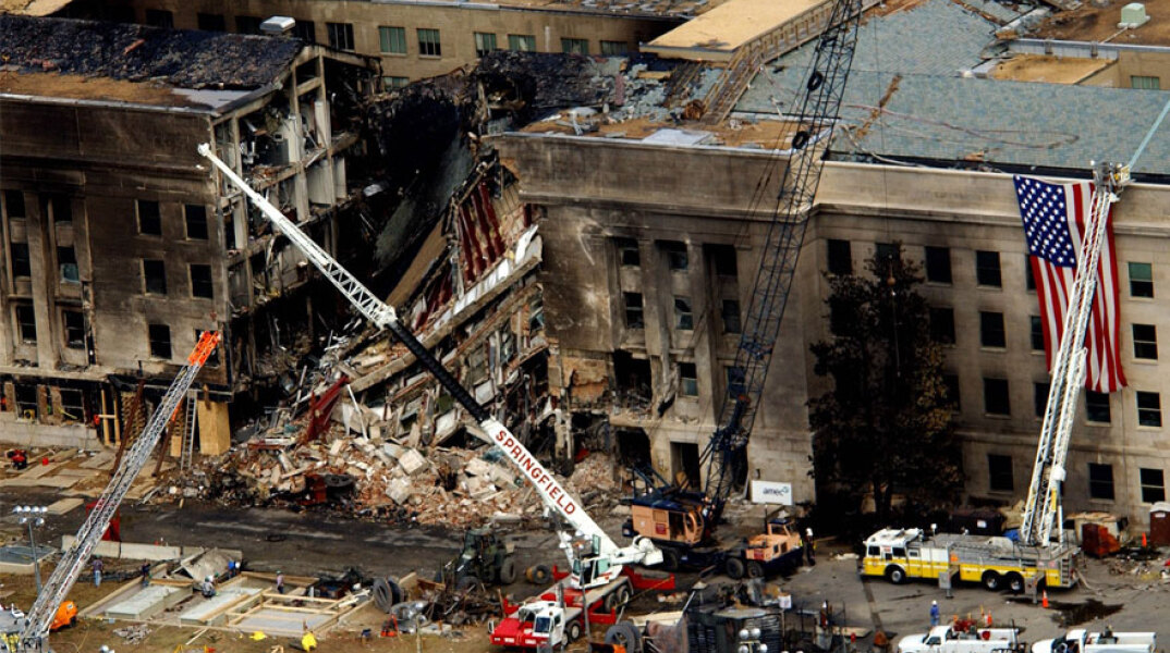 11η Σεπτεμβρίου 2001: Τμήμα στο αμερικανικό Πεντάγωνο έχει καταρρεύσει μετά τη συντριβή αεροπλάνου, στο οποίο είχαν κάνει αεροπειρατεία τρομοκράτες