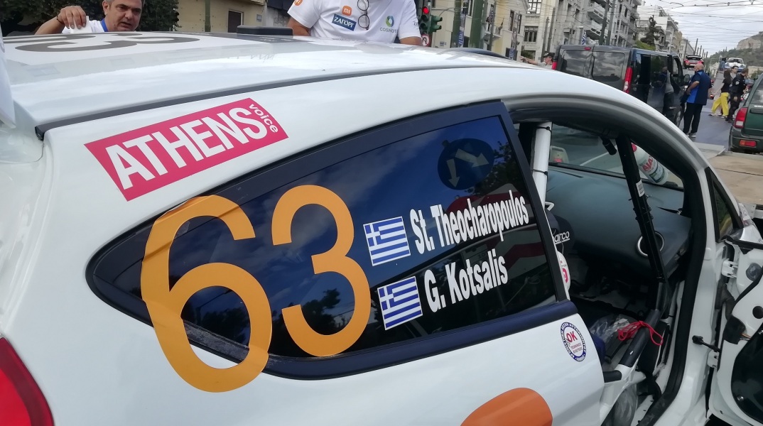 Ράλλυ Ακρόπολις - Το αγωνιστικό αυτοκίνητο των Στέφανου Θεοχαρόπουλου – Γιώργου Κότσαλη με το λογότυπο της ATHENS VOICE