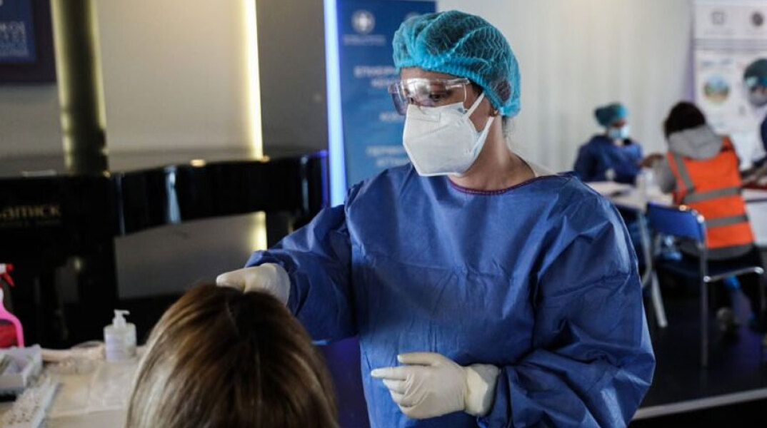 Υγειονομικός του ΕΟΔΥ διενεργεί δωρεάν rapid test για κορωνοϊό σε πολίτη - Σε 35 σημεία την Κυριακή 12 Σεπτεμβρίου τα κινητά κλιμάκια