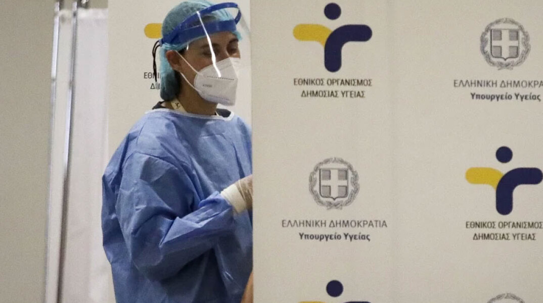 Υγειονομικός του ΕΟΔΥ διενεργεί δωρεάν rapid test για κορωνοϊό (ΦΩΤΟ ΑΡΧΕΙΟΥ) - Σε 34 σημεία σήμερα Σάββατο 11 Σεπτεμβρίου 2021 τα κινητά κλιμάκια