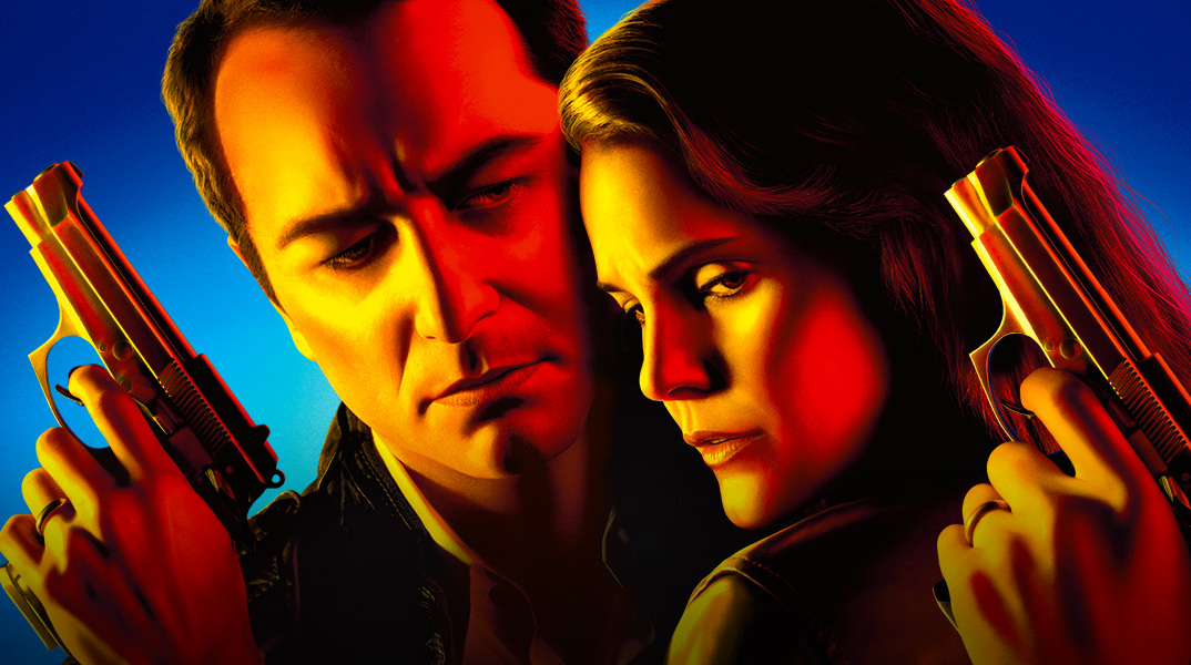 Αφίσα της τηλεοπτικής σειράς "The Americans" που απεικονίζει άνδρα και γυναίκα με όπλα