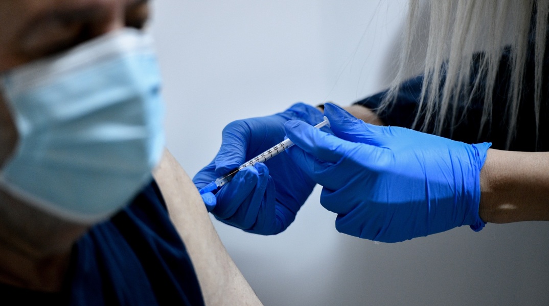 Τρίτη δόση εμβολίου θα χορηγηθεί σε συγκεκριμένες ομάδες πληθυσμού, από αύριο Δευτέρα 13 Σεπτεμβρίου τα ενημερωτικά μηνύματα