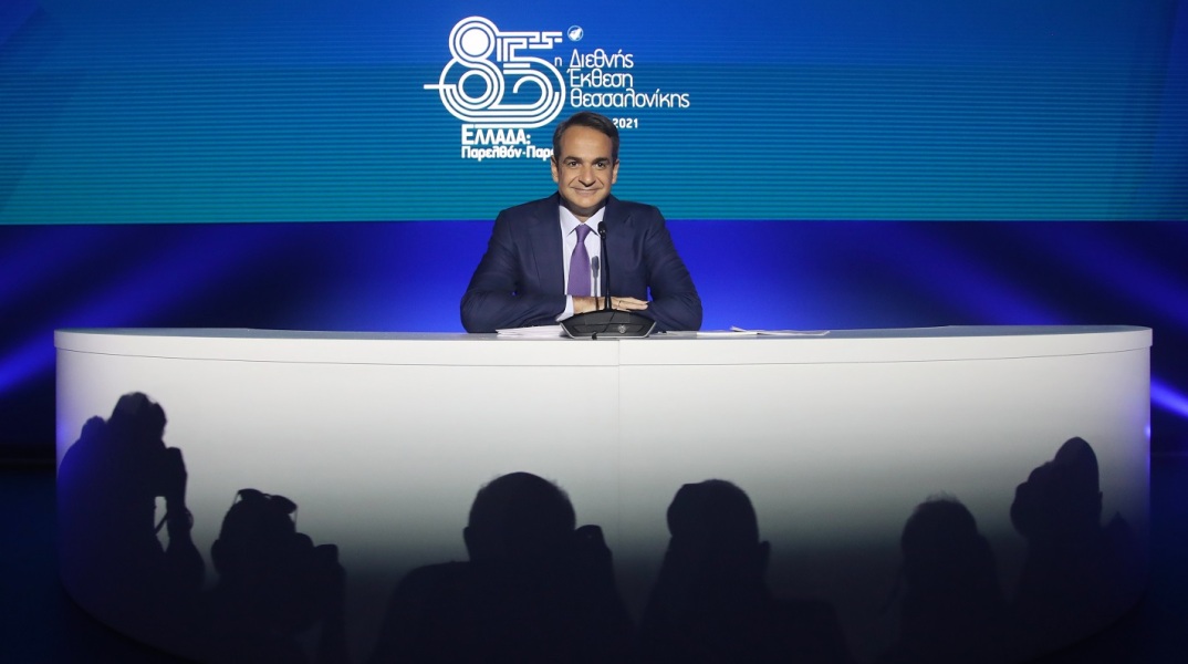 Συνέντευξη Τύπου, η οποία έρχεται σε συνέχεια των μέτρων που ανακοίνωσε το απόγευμα του Σαββάτου κατά την ομιλία του στο Βελλίδειο στην 85η ΔΕΘ, παραχωρεί αυτή την ώρα ο πρωθυπουργός