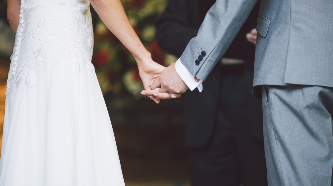 Πανικός σε γαμήλια τελετή στην Πάτρα: Ο αδελφός του γαμπρού είχε κορωνοϊό και χόρευε χωρίς μάσκα αγκαλιαασμένος με τους καλεσμένους