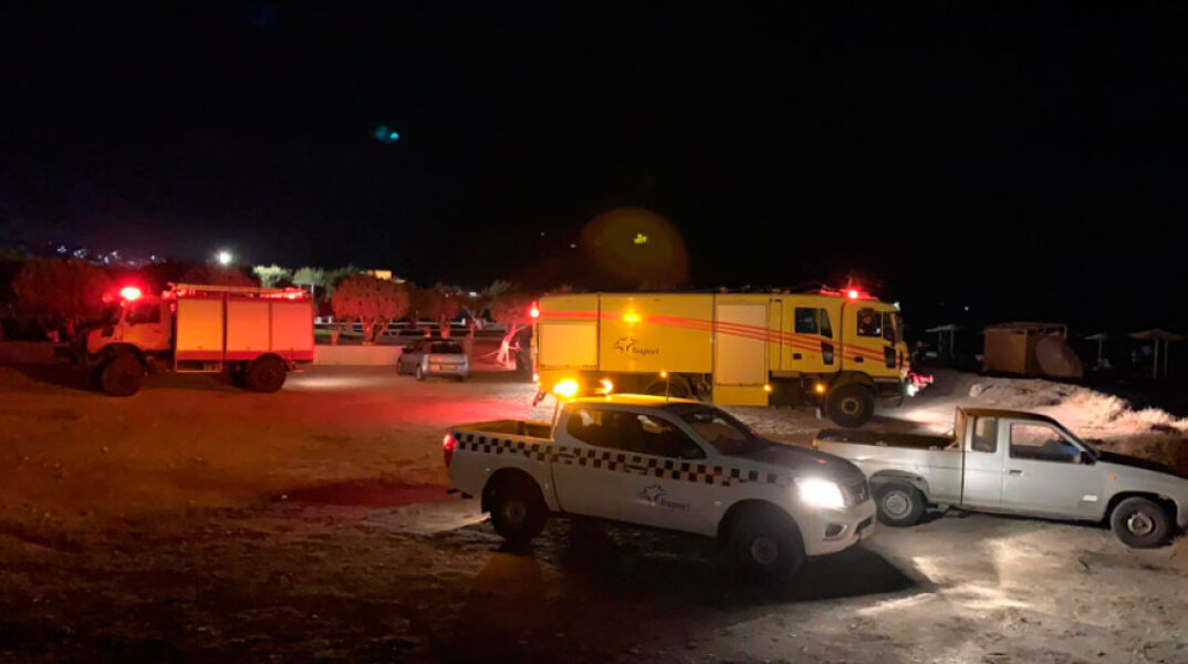 Σε ετοιμότητα πυροσβεστικό και όχημα διάσωσης του αεροδρομίου στη Σάμο, μετά την πτώση αεροσκάφους στη θάλασσα