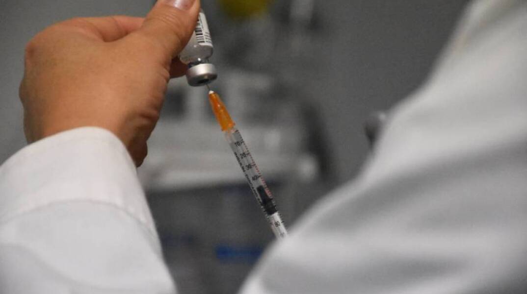 Εμβολιασμός των υγειονομικών στα νοσοκομεία για το κορωνοϊό Covid-19 