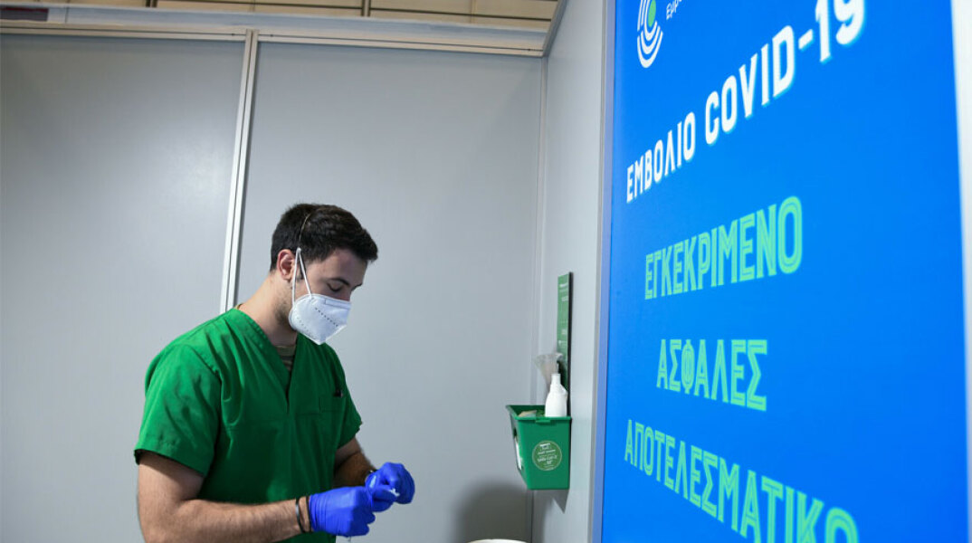 Υγειονομικός ετοιμάζει εμβόλιο για τον κορωνοϊό (ΦΩΤΟ ΑΡΧΕΙΟΥ)
