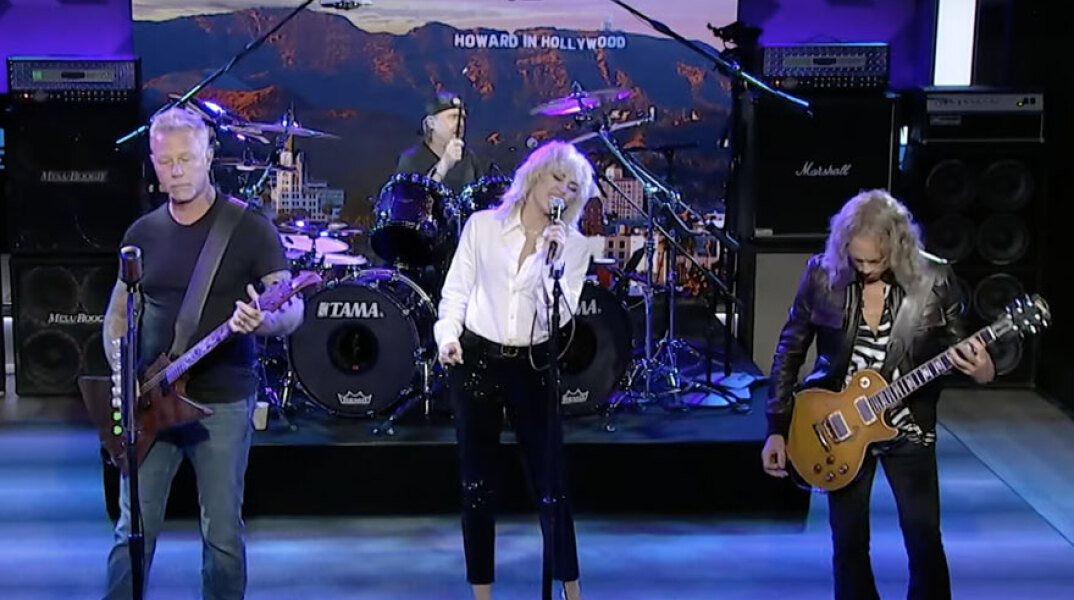 Η Μάιλι Σάιρους τραγουδά το Nothing Else Matters με τους Metallica στη σκηνή