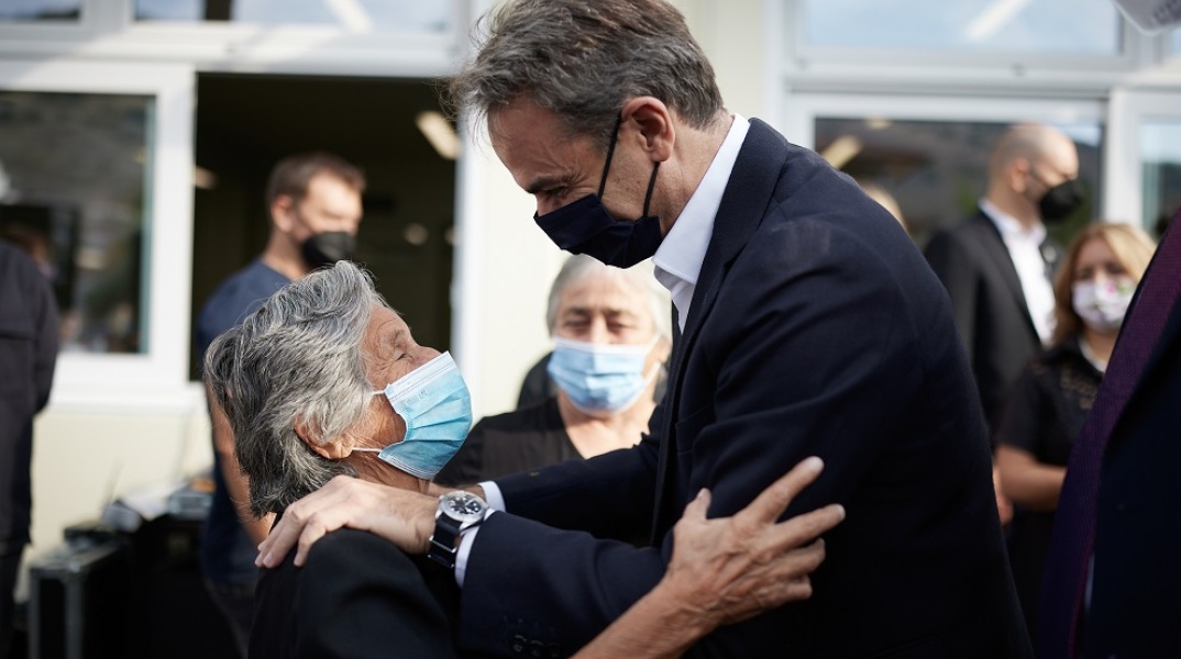 Ο πρωθυπουργός Κυριάκος Μητσοτάκης κατά τη διάρκεια της επίσκεψης του σε σχολείο του Τυρνάβου