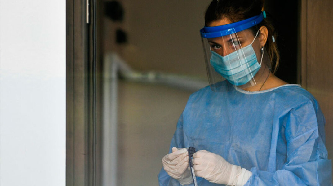 Υγειονομικός του ΕΟΔΥ ετοιμάζει δωρεάν rapid test για κορωνοϊό (ΦΩΤΟ ΑΡΧΕΙΟΥ) - Σε 151 σημεία τα κινητά κλιμάκια αύριο Τρίτη 14 Σεπτεμβρίου 2021