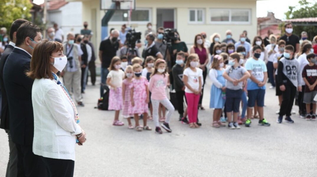 Η Πρόεδρος της Δημοκρατίας Κατερίνα Σακελλαροπούλου επισκέφθηκε το δημοτικό σχολείο της Αγίας Άννας