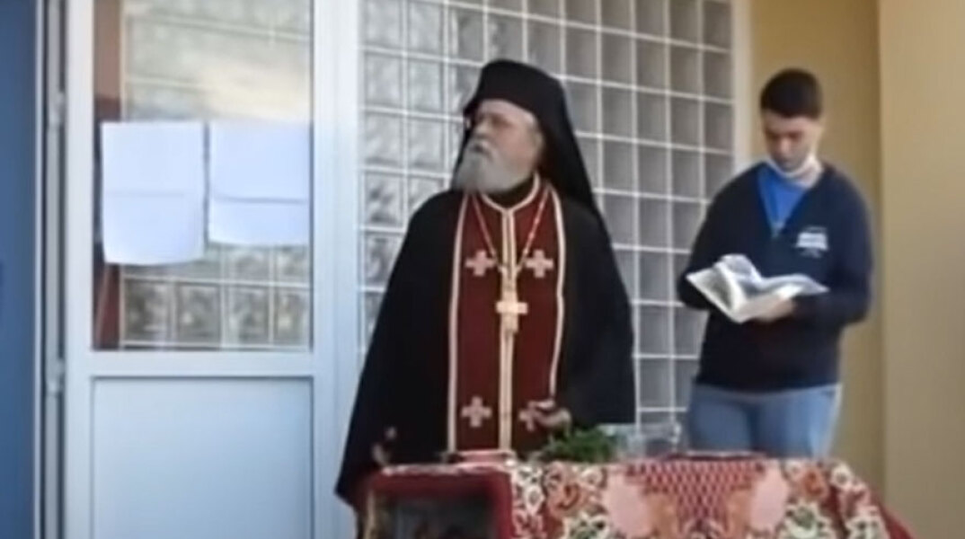Ο αρχιμανδρίτης στο Αμύνταιο που αρνήθηκε να φορέσει μάσκα για τον κορωνοϊό, ενώ βρισκόταν σε εξέλιξη ο αγιασμός