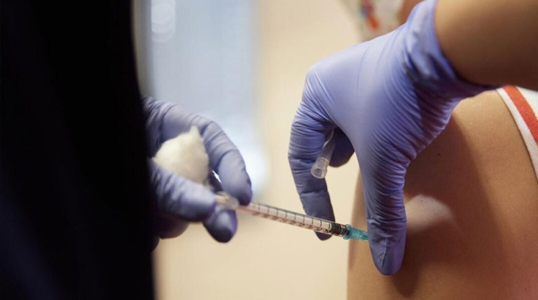 Χορήγηση εμβολίου για κορωνοϊό (ΦΩΤΟ ΑΡΧΕΙΟΥ) - Στο Περιστέρι ένας 25χρονος επιχείρησε να χρηματίσει νοσηλεύτρια για να κάνει εικονικό εμβολιασμό