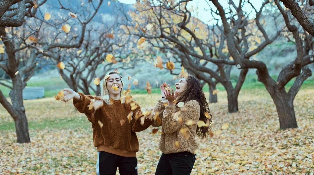 Δυο κορίτσια σε ένα δάσος