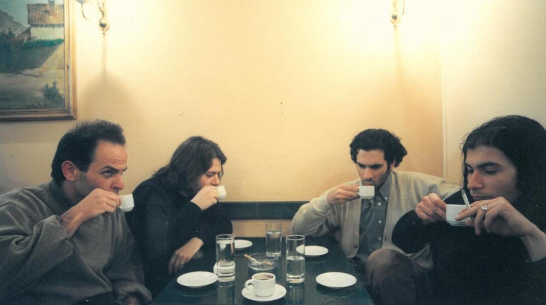 Ο Μάνος Πυροβολάκης και το συγκρότημα Κινούμενα Σχέδια πίνουν καφέ