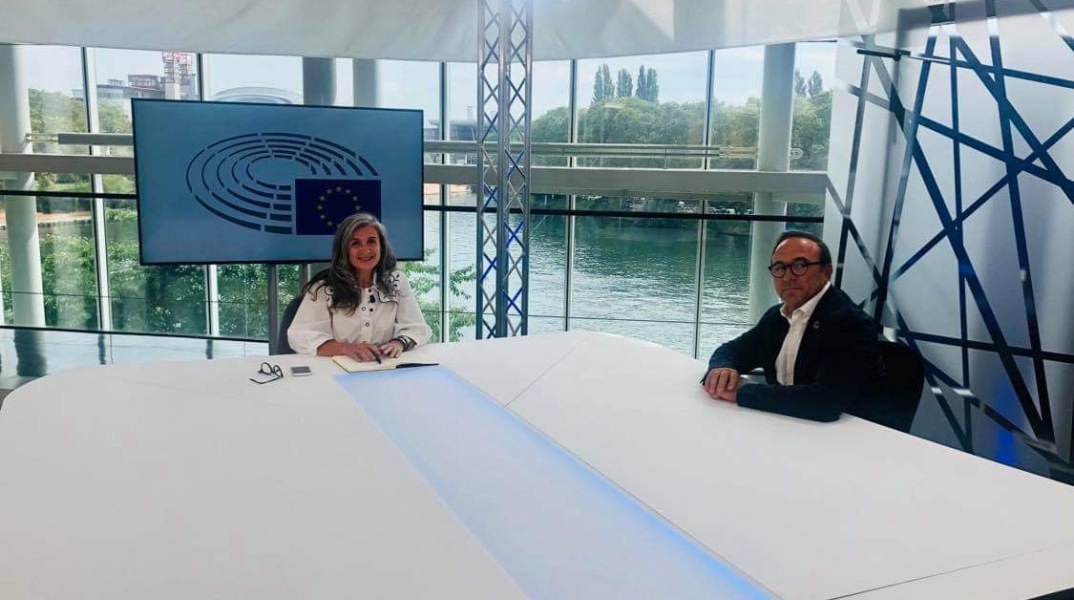 Η δημοσιογράφος Βασιλική Γραμματικογιάννη και ο Ευρωβουλευτής Πέτρος Κόκκαλης στο Ευρωκοινοβούλιο