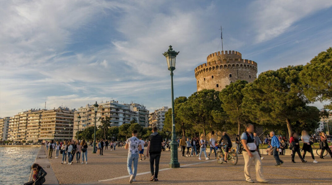 Θεσσαλονίκη: Απογευματινή βόλτα στη Νέα Παραλία (ΦΩΤΟ ΑΡΧΕΙΟΥ) - Οριακή μείωση του ιικού φορτίου στα λύματα της πόλης, ανακοίνωσε ο ΕΟΔΥ