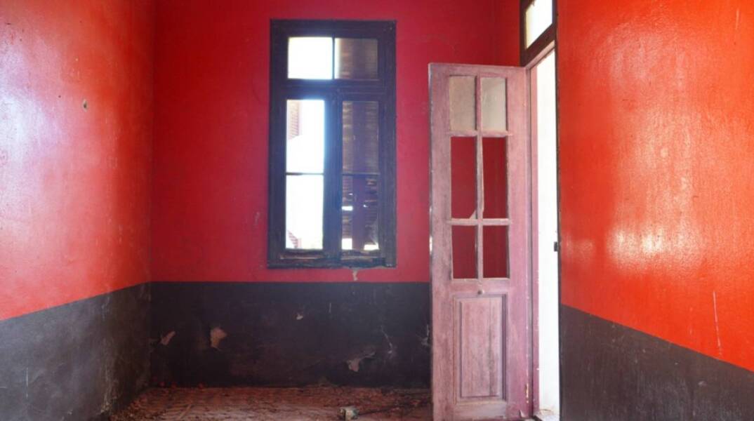 Φωτογραφία στο εξώφυλλο της συλλογής «Ποιήματα» του Ηλία Ευθυμιόπουλου (εκδ. ATHENS VOICE BOOKS)