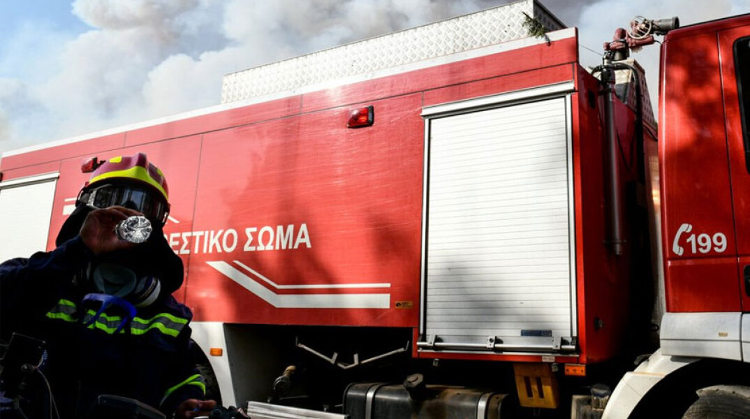 Πυροσβέστης δίπλα σε πυροσβεστικό (ΦΩΤΟ ΑΡΧΕΙΟΥ) - Ξέσπασε φωτιά στην Πάρνηθα, στις Αχαρνές